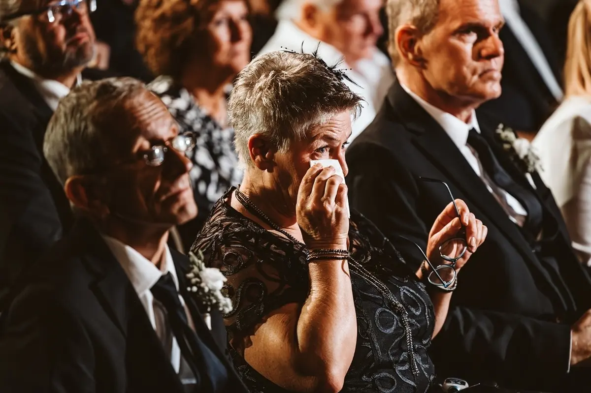 Weinende Frauen bei der Hochzeitszeremonie von Ich-gebe-euch-mein-Wort